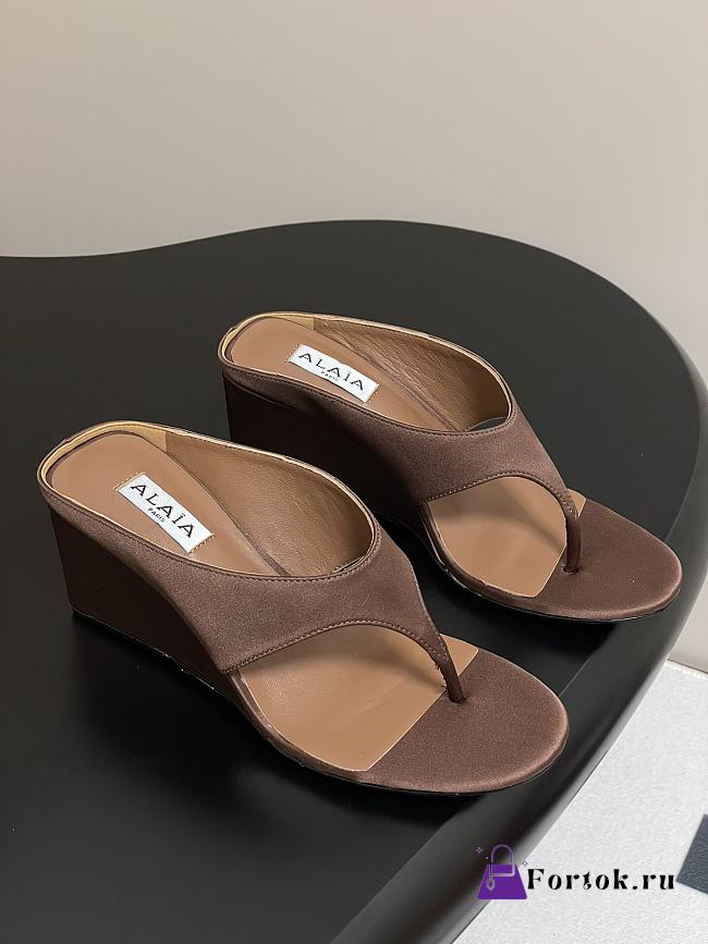 Alaïa Cube 75 thong wedge sandals in Brown - 1