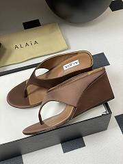 Alaïa Cube 75 thong wedge sandals in Brown - 2