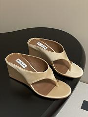 Alaïa Cube 75 thong wedge sandals in Beige - 1
