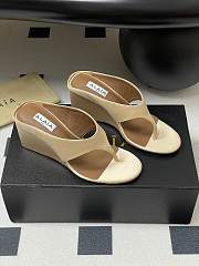 Alaïa Cube 75 thong wedge sandals in Beige - 5