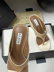 Alaïa Cube 75 thong wedge sandals in Beige - 4