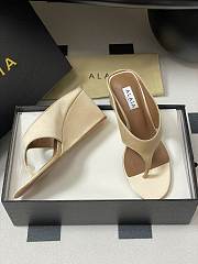 Alaïa Cube 75 thong wedge sandals in Beige - 3