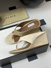 Alaïa Cube 75 thong wedge sandals in Beige - 2