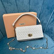 Fortok Miu Miu Iconic Crystal Cloqué Nappa leather White Top-handle bag 22.5x4.5x12cm - 1