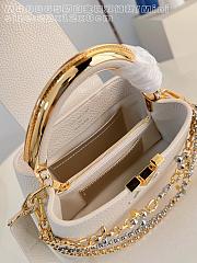 Fortok Louis Vuitton Capucines Mini bag a triple chain adornment Beige 22x12x8cm - 2