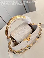 Fortok Louis Vuitton Capucines Mini bag a triple chain adornment Beige 22x12x8cm - 5