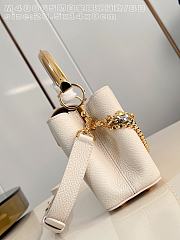 Fortok Louis Vuitton Capucines Mini bag a triple chain adornment Beige 26.5x14x8cm  - 5