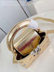 Fortok Louis Vuitton Capucines shimmering Gold-tone calfskin leather 13.6 x 8 x 21cm  - 4