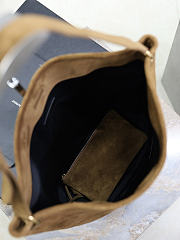 Fortok Saint Laurent Niki supple bucket bag caramel suede 33×16×40cm - 4