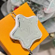  Louis Vuitton Spark Coin Purse in silver Monogram Miroir  - 5