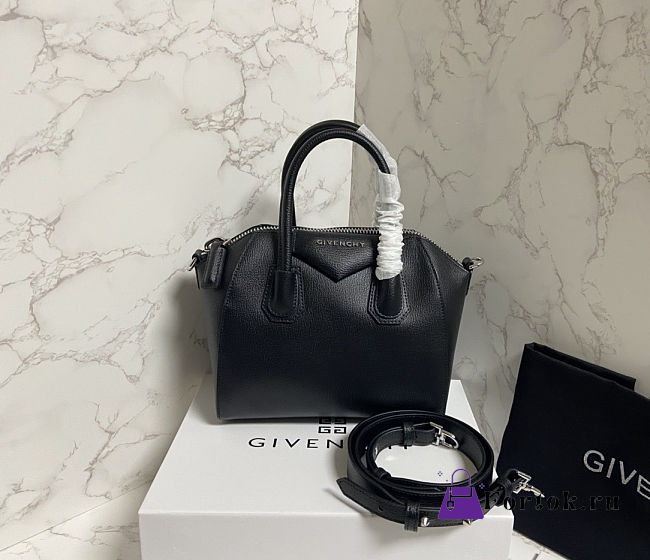 Fortok Givenchy Small Antigona bag in black grained goatskin leather 23cm - 1