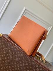 Fortok Louis Vuitton Duo Pochette Accessoires Camel 35.5 × 26 × 6.5 cm - 3