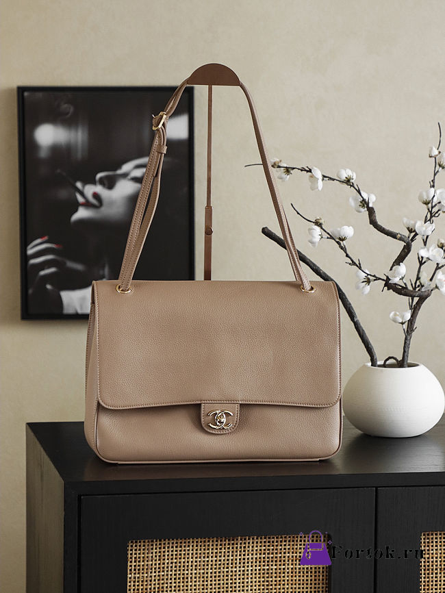 Fortok Chanel Spring/Summer 2026 Collection Chanel Maxi Flap Bag Ligth Brown calfskin 33×23×11cm - 1