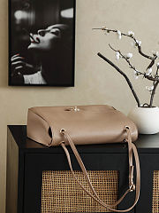 Fortok Chanel Spring/Summer 2026 Collection Chanel Maxi Flap Bag Ligth Brown calfskin 33×23×11cm - 3