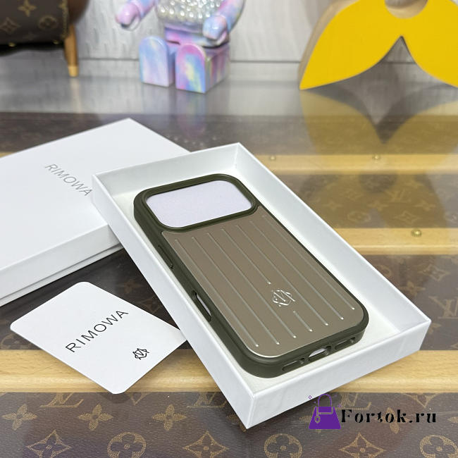 Fortok RIMOWA iPhone 17 Pro case Dark Olive Green Aluminum - 1