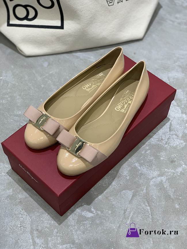 Fortok Salvatore Ferragamo Varina ballet flats Patent Leather Beige - 1
