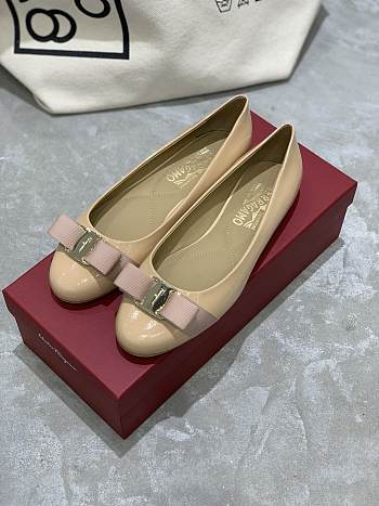 Fortok Salvatore Ferragamo Varina ballet flats Patent Leather Beige