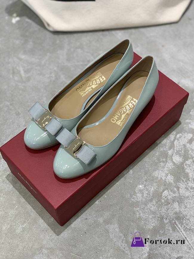 Fortok Salvatore Ferragamo Varina Ballet FLats 3.5cm Patent Leather Light Sage Green - 1