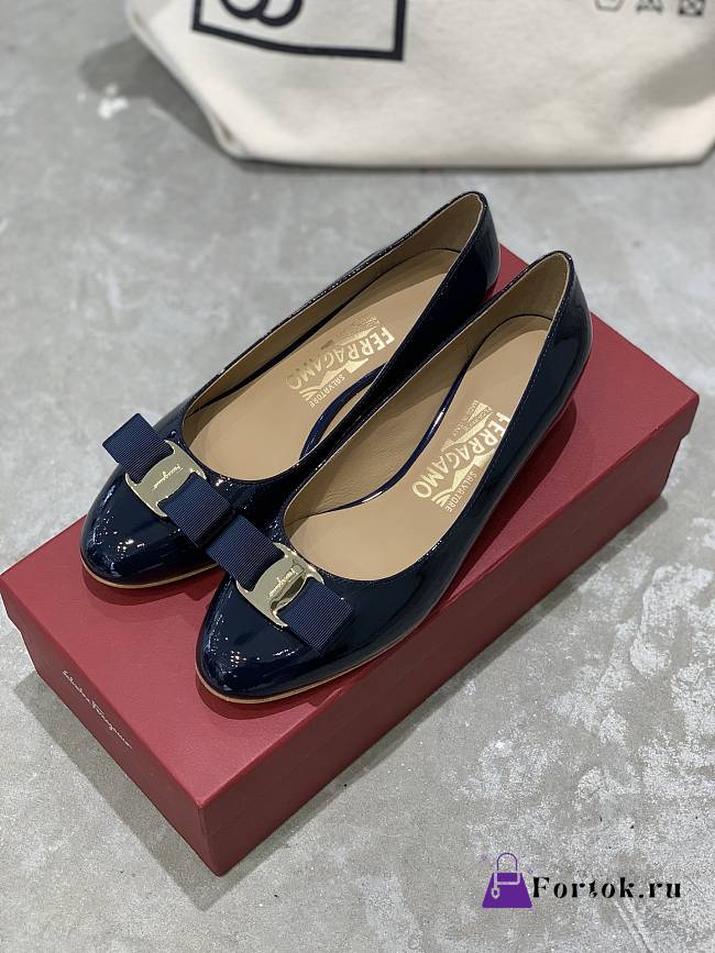 Fortok Salvatore Ferragamo Varina Ballet FLats 3.5cm Patent Leather Navy Blue - 1