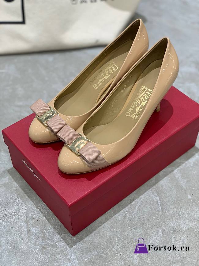 Fortok Salvatore Ferragamo Varina Ballet Heels 7cm Patent Leather Beige - 1