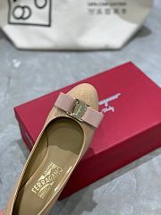 Fortok Salvatore Ferragamo Varina Ballet Heels 7cm Patent Leather Beige - 5