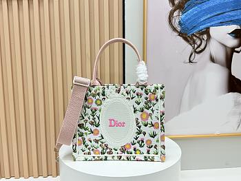 Fortok Dior Small Dior Book Tote with Strap White Multicolor Daisy Garden Embroidery with Dior Médaillon 26*8*22cm