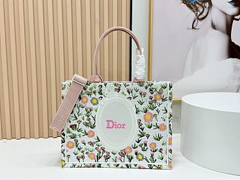 Fortok Dior Medium Dior Book Tote with Strap White Multicolor Daisy Garden Embroidery with Dior Médaillon 36*27*16cm