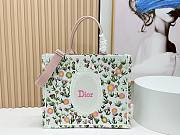 Fortok Dior Large Dior Book Tote with Strap White Multicolor Daisy Garden Embroidery with Dior Médaillon 41*14*32cm - 1