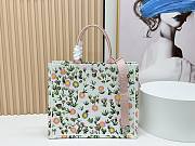 Fortok Dior Large Dior Book Tote with Strap White Multicolor Daisy Garden Embroidery with Dior Médaillon 41*14*32cm - 4