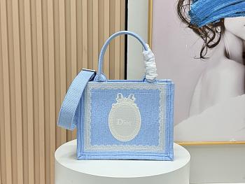 Fortok Dior Small Dior Book Tote with Strap Celestial Blue Dior Oblique Embroidery with White Lace and Dior Médaillon 26*8*22cm