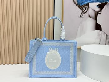 Fortok Dior Medium Dior Book Tote with Strap Celestial Blue Dior Oblique Embroidery with White Lace and Dior Médaillon 36*27*16cm
