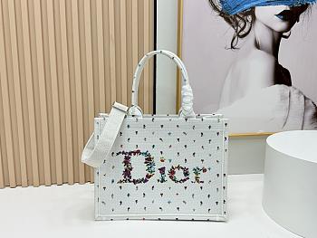 Fortok Dior Dioramour Medium Dior Book Tote with Strap White Multicolor Revolution Flowers Embroidery 36*27*16cm