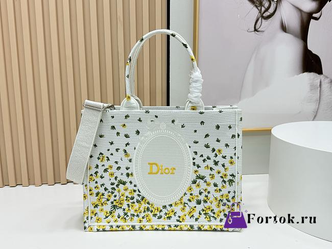 Fortok Dior Medium Book Tote with Strap Buttercup Dior Embroidery and White Dior Médaillon 36*27*16cm - 1