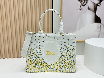 Fortok Dior Medium Book Tote with Strap Buttercup Dior Embroidery and White Dior Médaillon 36*27*16cm