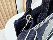 Fortok Dior Small Dior Book Tote with Strap Blue Dior Oblique Embroidery with White Lace and Dior Médaillon 26*8*22cm - 3