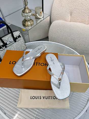 Fortok Louis Vuitton Gaia Flat Thongs Silver