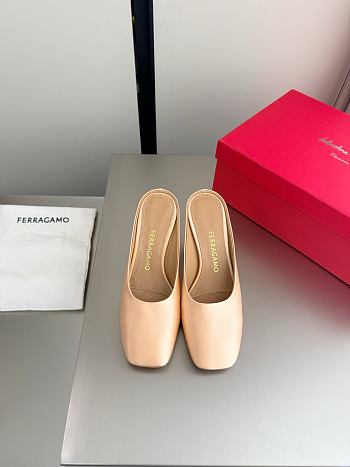 Fortok Ferragamo S-shaped heel mule Beige Satin 5cm