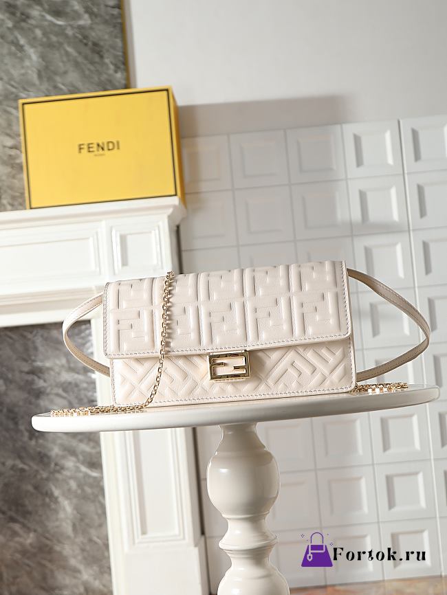 Fortok Fendi Baguette Continental Wallet on Chain Leather Ivory 21x5x11.5cm  - 1