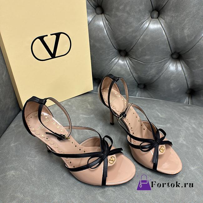 Fortok Valentino Garavani Bepointy Sandal Patent Leather Beige 80Mm - 1