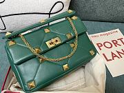 Fortok Valentino Garavani Roman Stud Shoulder Bag Green 28x 18x 8cm - 2