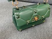 Fortok Valentino Garavani Roman Stud Shoulder Bag Full Green 28x 18x 8cm - 4
