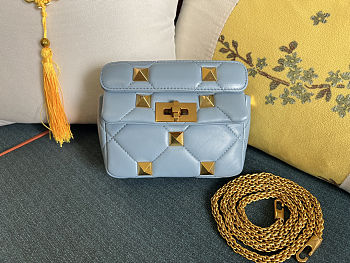 Fortok Valentino Garavani Roman Stud Small Shoulder Bag Blue 19 x 13 x 6cm