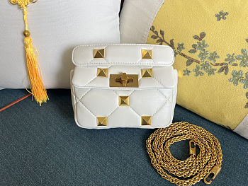 Fortok Valentino Garavani Roman Stud Small Shoulder Bag White 19 x 13 x 6cm