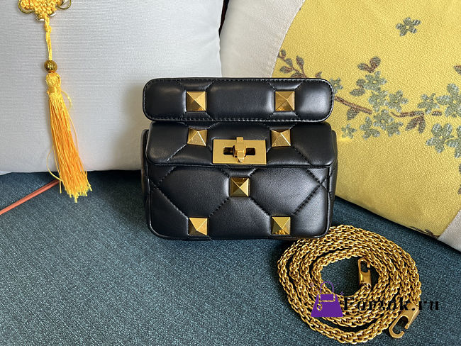 Fortok Valentino Garavani Roman Stud Small Shoulder Bag Black 19 x 13 x 6cm - 1