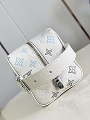 Fortok Louis Vuitton Locker Dopp Kit White Monogram Shadow 23 x 13 x 12cm - 5