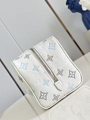 Fortok Louis Vuitton Locker Dopp Kit White Monogram Shadow 23 x 13 x 12cm - 3