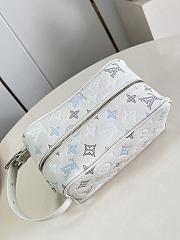 Fortok Louis Vuitton Locker Dopp Kit White Monogram Shadow 23 x 13 x 12cm - 2