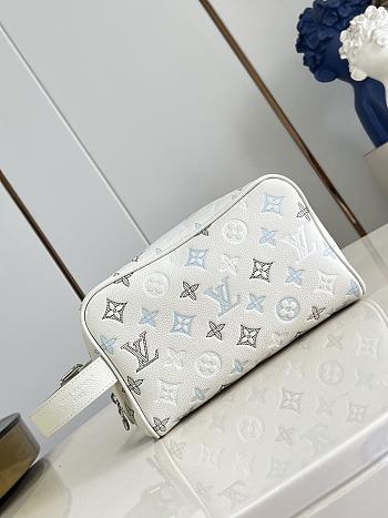 Fortok Louis Vuitton Locker Dopp Kit White Monogram Shadow 23 x 13 x 12cm
