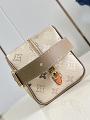 Fortok Louis Vuitton Locker Dopp Kit Sand Beige Monogram Shadow 23 x 13 x 12cm - 6