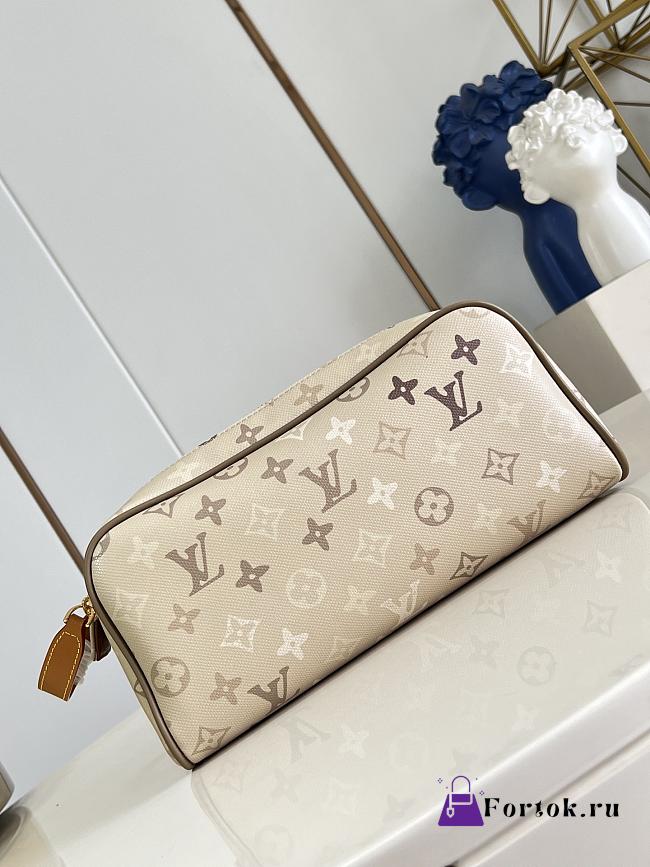 Fortok Louis Vuitton Dopp Kit Sand Beige Monogram Surplus Canvas 28 x 15 x 16.5cm - 1